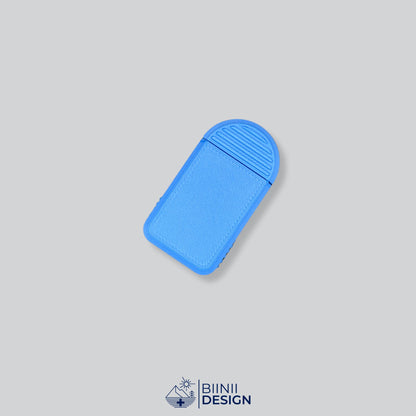 Pilulier compact 2 compartiments tout bleu, l'une des 49 combinaisons couvercle et base.