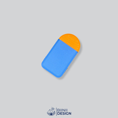 Pilulier compact 2 compartiments avec couvercle bleu et base orange, pour 2 prises par jour.