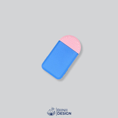 Pilulier compact 2 compartiments avec couvercle bleu et base rose, pour 2 prises par jour.