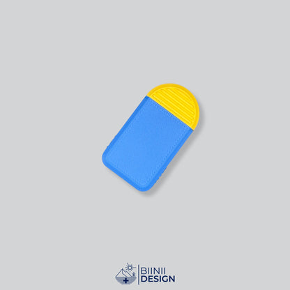 Pilulier compact 2 compartiments avec couvercle bleu et base jaune, pour 2 prises par jour.