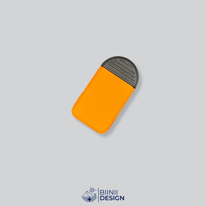 Pilulier compact 2 compartiments avec couvercle orange et base noire, pour 2 prises par jour.