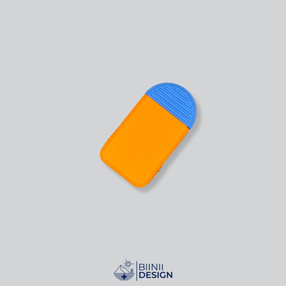 Pilulier compact 2 compartiments avec couvercle orange et base bleue, pour 2 prises par jour.