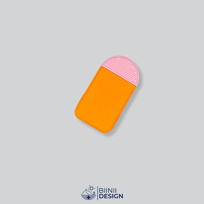 Pilulier compact 2 compartiments avec couvercle orange et base rose, pour 2 prises par jour.