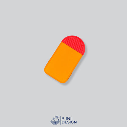 Pilulier compact 2 compartiments avec couvercle orange et base rouge, pour 2 prises par jour.