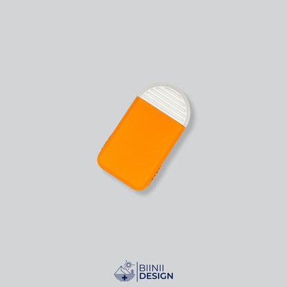Pilulier compact 2 compartiments avec couvercle orange et base blanche, pour 2 prises par jour.