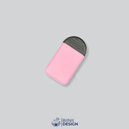 Pilulier compact 2 compartiments avec couvercle rose et base noire, pour 2 prises par jour.