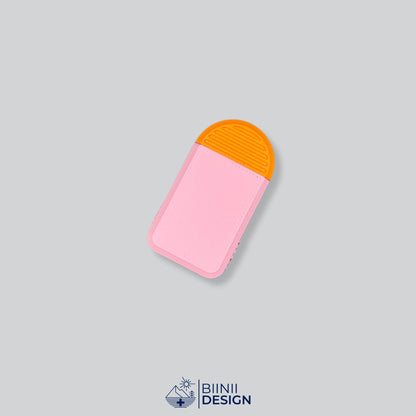 Pilulier compact 2 compartiments avec couvercle rose et base orange, pour 2 prises par jour.