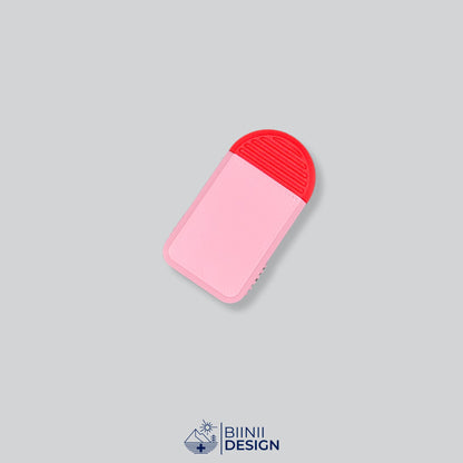 Pilulier compact 2 compartiments avec couvercle rose et base rouge, pour 2 prises par jour.