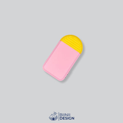 Pilulier compact 2 compartiments avec couvercle rose et base jaune, pour 2 prises par jour.