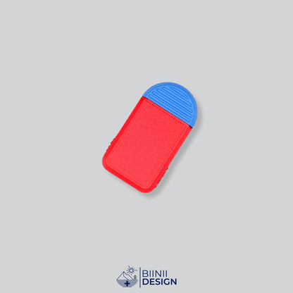 Pilulier compact 2 compartiments avec couvercle rouge et base bleue, pour 2 prises par jour.