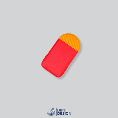 Pilulier compact 2 compartiments avec couvercle rouge et base orange, pour 2 prises par jour.