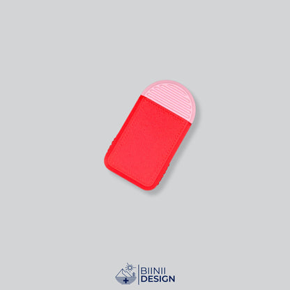 Pilulier compact 2 compartiments avec couvercle rouge et base rose, pour 2 prises par jour.