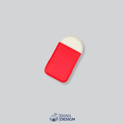 Pilulier compact 2 compartiments avec couvercle rouge et base blanche, pour 2 prises par jour.