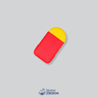 Pilulier compact 2 compartiments avec couvercle rouge et base jaune, pour 2 prises par jour.