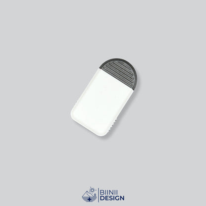 Pilulier compact 2 compartiments avec couvercle blanc et base noire, pour 2 prises par jour.