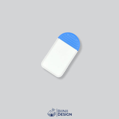 Pilulier compact 2 compartiments avec couvercle blanc et base bleue, pour 2 prises par jour.