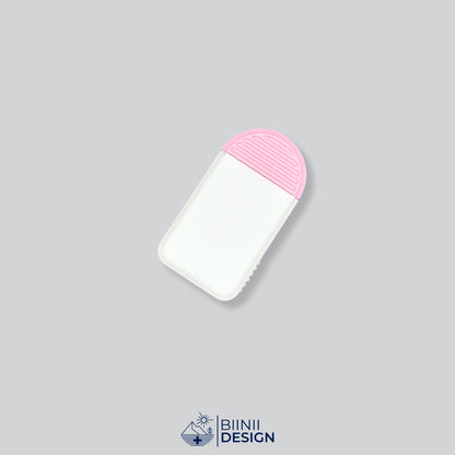 Pilulier compact 2 compartiments avec couvercle blanc et base rose, pour 2 prises par jour.