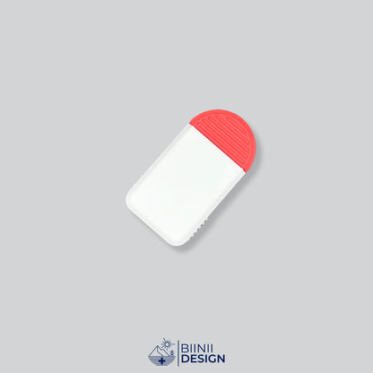 Pilulier compact 2 compartiments avec couvercle blanc et base rouge, pour 2 prises par jour.