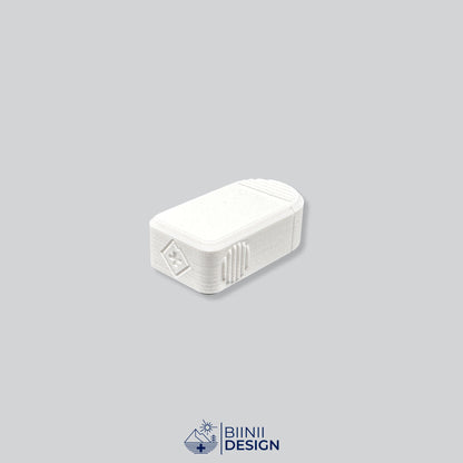 Vue arrière du pilulier compact 2 compartiments blanc fermé, logo Biinii visible, le couvercle coulissant fermé sur la base.