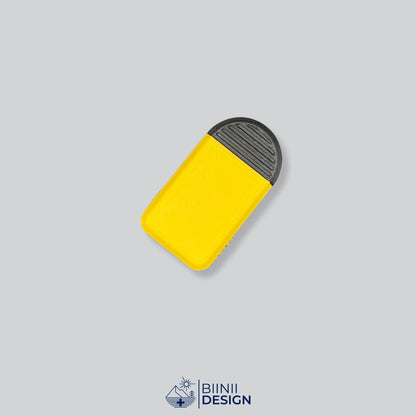 Pilulier compact 2 compartiments avec couvercle jaune et base noire, pour 2 prises par jour.