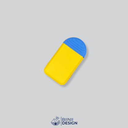 Pilulier compact 2 compartiments avec couvercle jaune et base bleue, pour 2 prises par jour.
