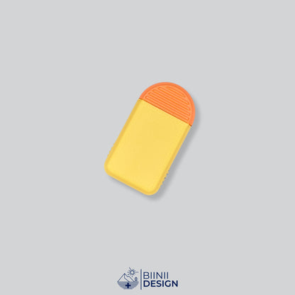 Pilulier compact 2 compartiments avec couvercle jaune et base orange, pour 2 prises par jour.