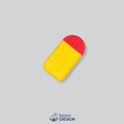 Pilulier compact 2 compartiments avec couvercle jaune et base rouge, pour 2 prises par jour.