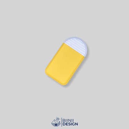 Pilulier compact 2 compartiments avec couvercle jaune et base blanche, pour 2 prises par jour.