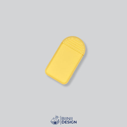 Pilulier compact 2 compartiments tout jaune, l'une des 49 combinaisons couvercle et base.