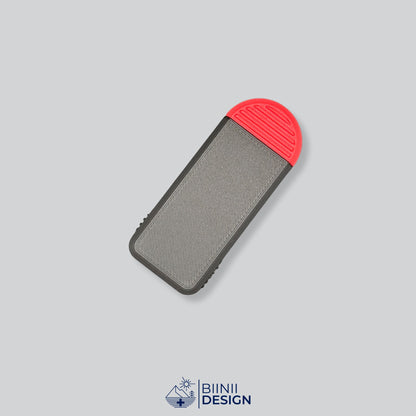 Compact 3-compartment pill box with a black lid and a red base, for pills taken 3 times a day.