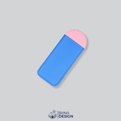 Compact 3-compartment pill box with a blue lid and a pink base, for pills taken 3 times a day.