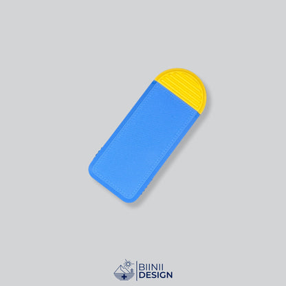 Compact 3-compartment pill box with a blue lid and a yellow base, for pills taken 3 times a day.