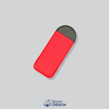 Compact 3-compartment pill box with a red lid and a black base, for pills taken 3 times a day.