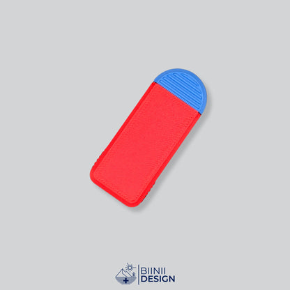 Compact 3-compartment pill box with a red lid and a blue base, for pills taken 3 times a day.