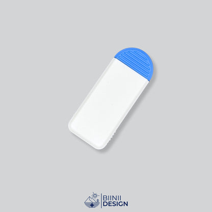 Compact 3-compartment pill box with a white lid and a blue base, for pills taken 3 times a day.