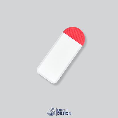 Compact 3-compartment pill box with a white lid and a red base, for pills taken 3 times a day.
