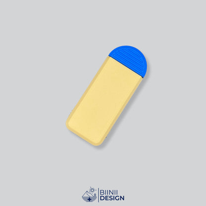 Compact 3-compartment pill box with a yellow lid and a blue base, for pills taken 3 times a day.