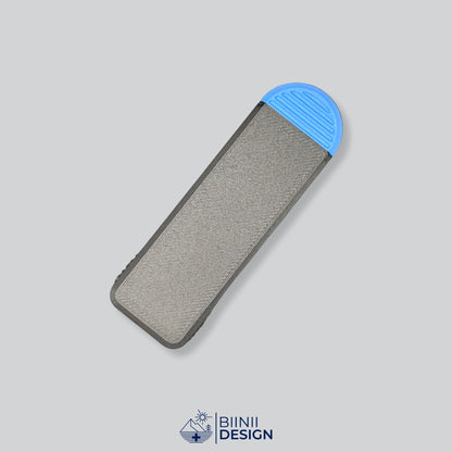 Pilulier compact 4 compartiments avec couvercle noir et base bleue, pour 4 prises par jour.