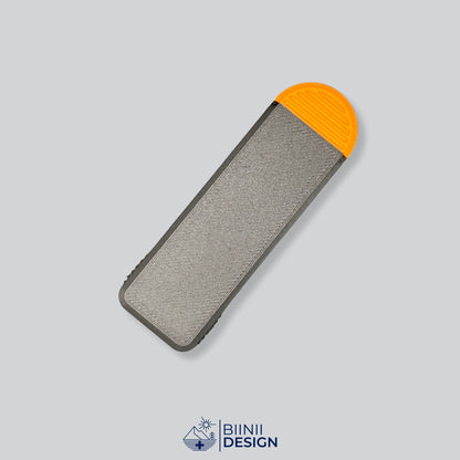 Pilulier compact 4 compartiments avec couvercle noir et base orange, pour 4 prises par jour.