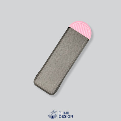 Pilulier compact 4 compartiments avec couvercle noir et base rose, pour 4 prises par jour.