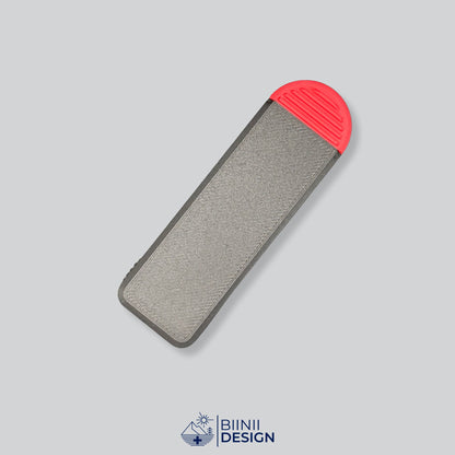 Pilulier compact 4 compartiments avec couvercle noir et base rouge, pour 4 prises par jour.