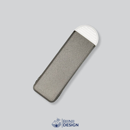 Pilulier compact 4 compartiments avec couvercle noir et base blanche, pour 4 prises par jour.