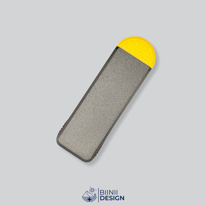 Pilulier compact 4 compartiments avec couvercle noir et base jaune, pour 4 prises par jour.
