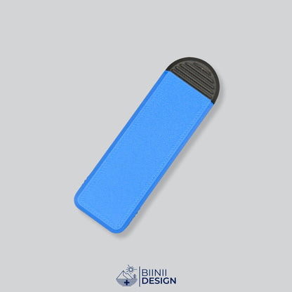 Pilulier compact 4 compartiments avec couvercle bleu et base noire, pour 4 prises par jour.