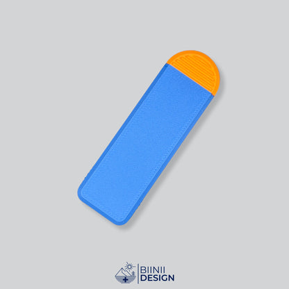 Pilulier compact 4 compartiments avec couvercle bleu et base orange, pour 4 prises par jour.