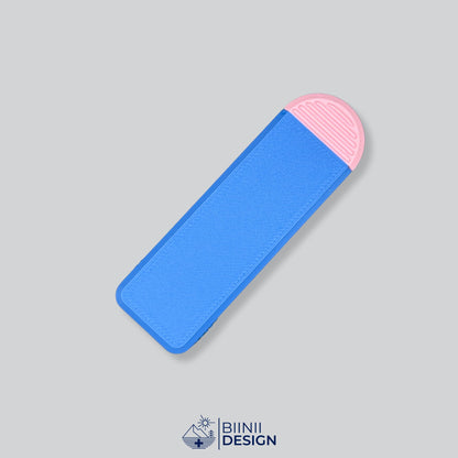 Pilulier compact 4 compartiments avec couvercle bleu et base rose, pour 4 prises par jour.
