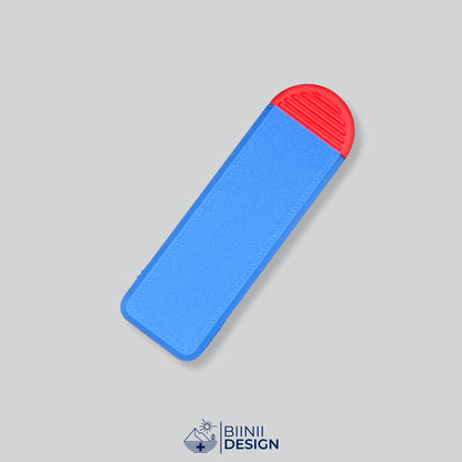 Pilulier compact 4 compartiments avec couvercle bleu et base rouge, pour 4 prises par jour.
