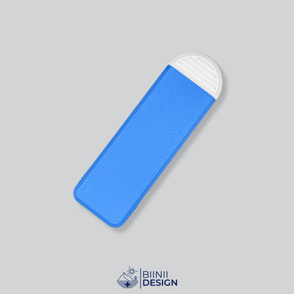Pilulier compact 4 compartiments avec couvercle bleu et base blanche, pour 4 prises par jour.