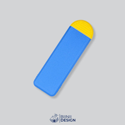 Pilulier compact 4 compartiments avec couvercle bleu et base jaune, pour 4 prises par jour.