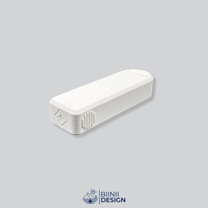 Vue arrière du pilulier compact 4 compartiments blanc fermé, logo Biinii visible, le couvercle coulissant fermé sur la base.